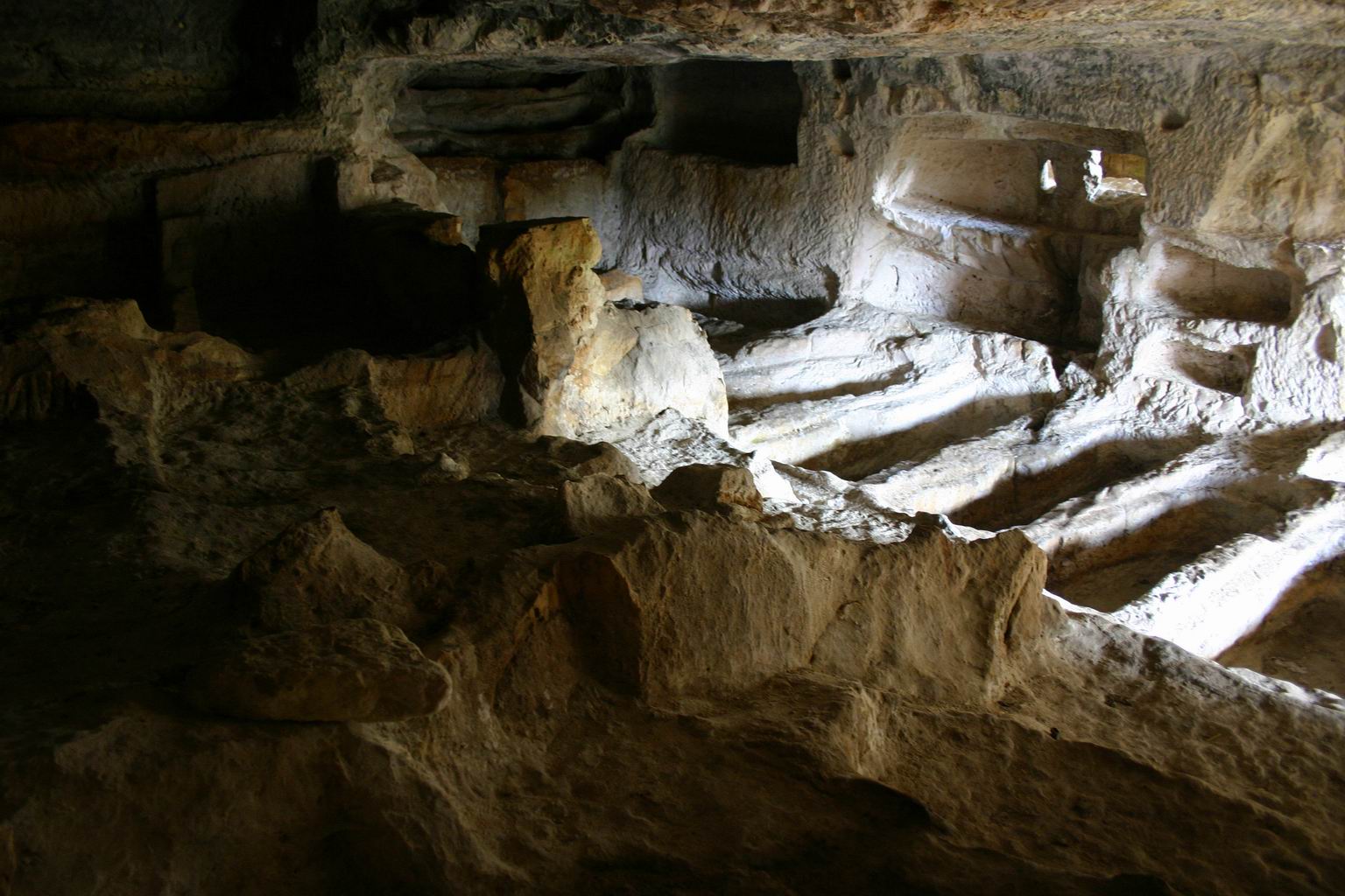 Catacombs_Cava_Ispica.JPG