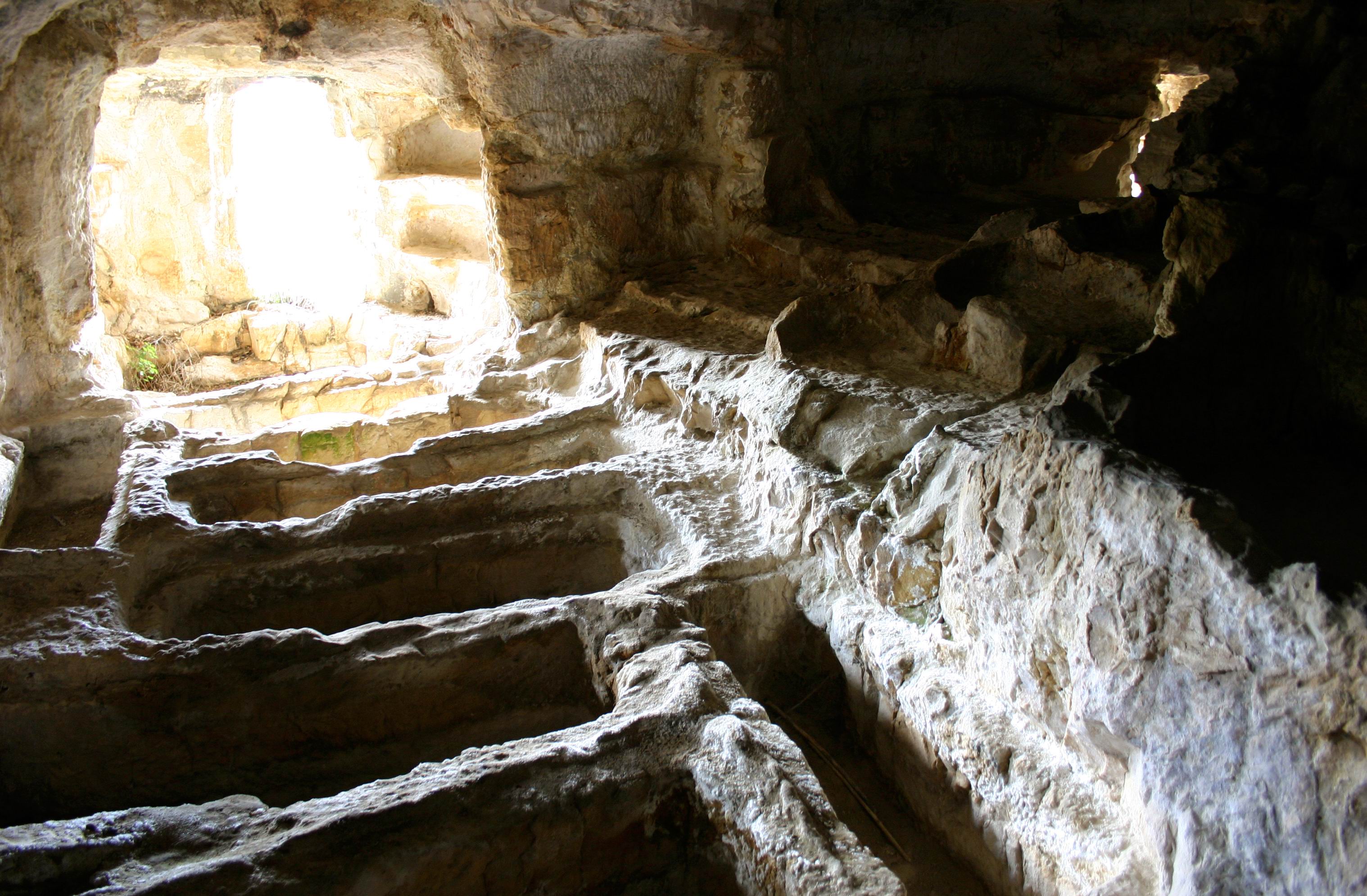 Catacombs_of_Cava_Ispica.JPG