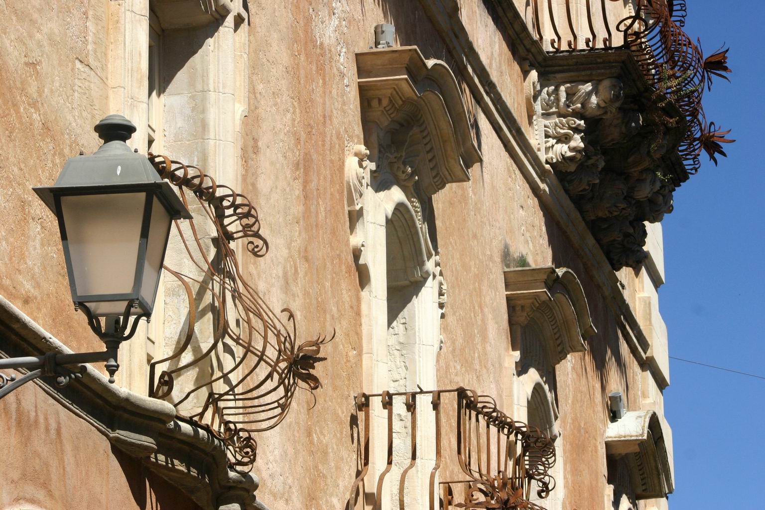 Baroque_Balcony_RagusaIbla.JPG