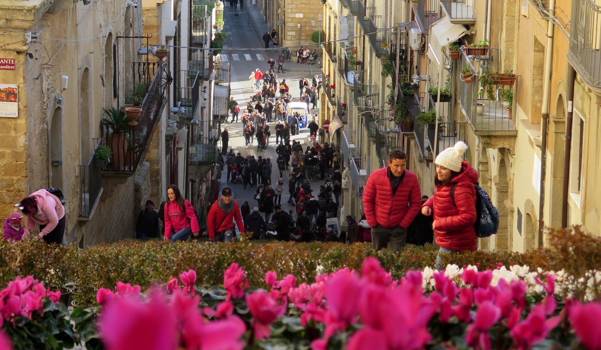 caltagirone-scalinata-vista-alto.jpg