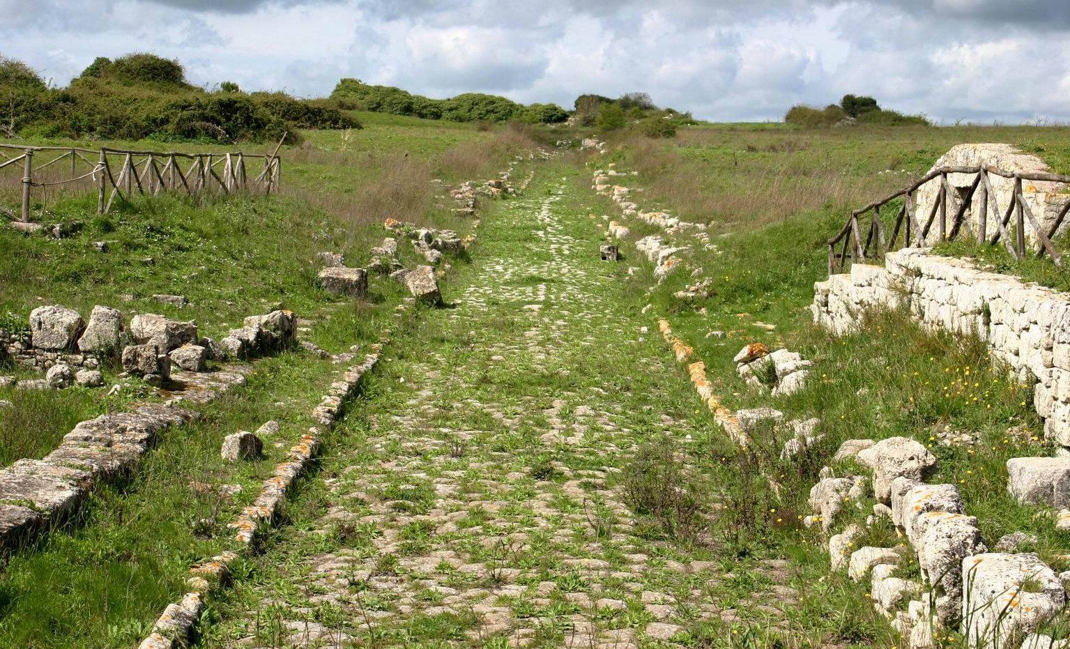 Archaeological_Park_of_Akrai.JPG