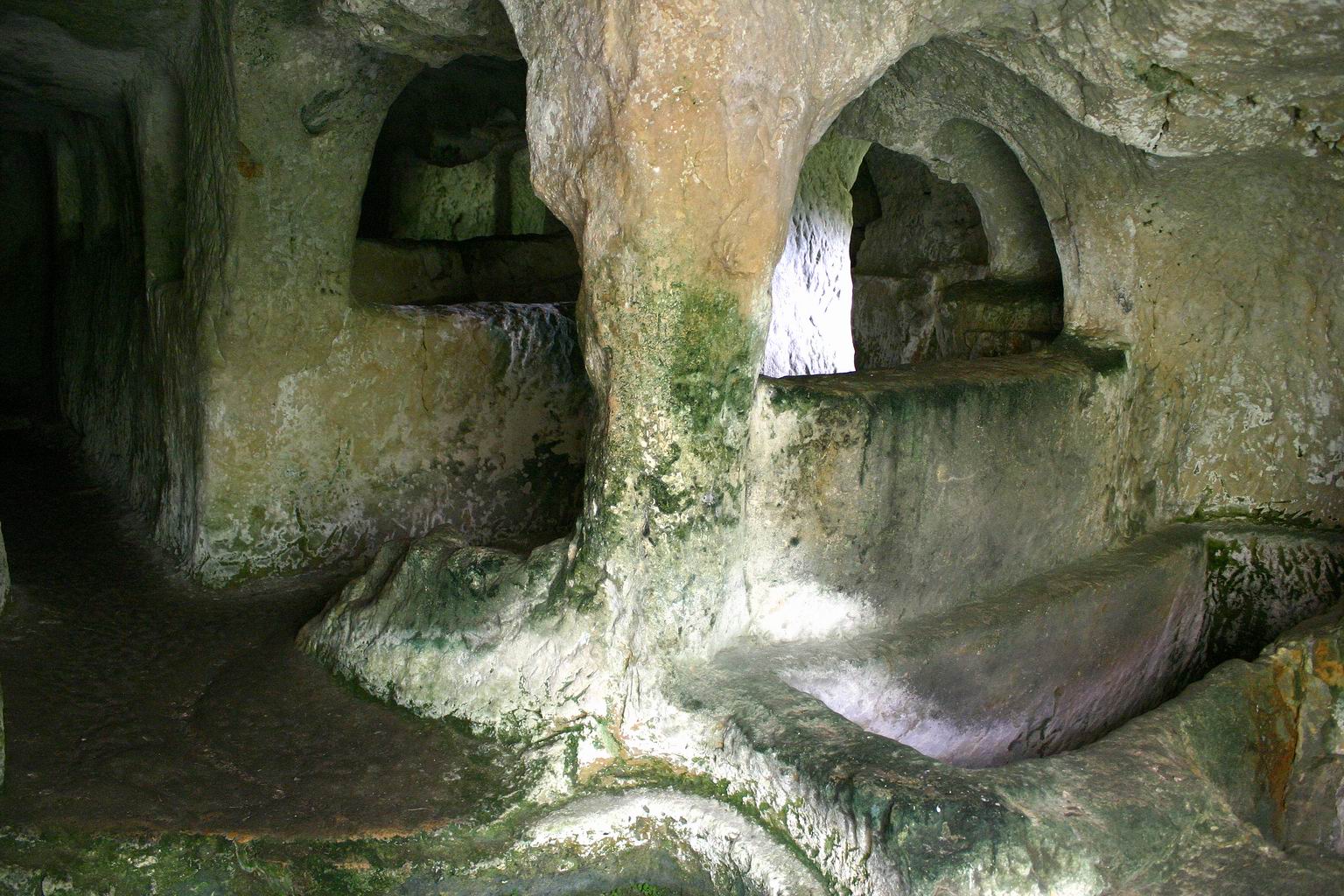 Palazzolo_Catacombs_Tour.JPG