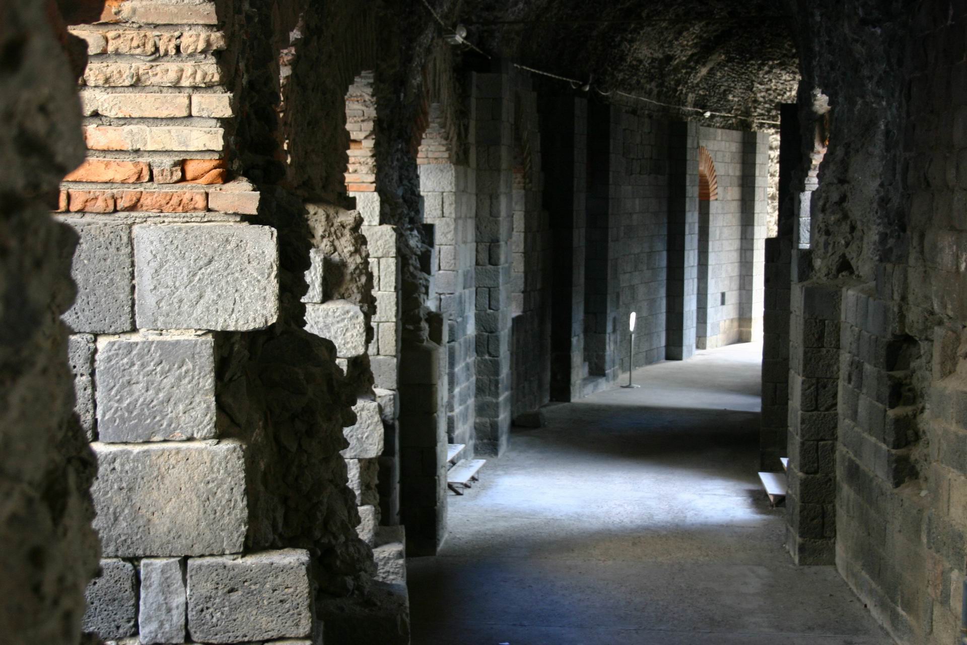 Catania_tour_Roman_Theatre.JPG