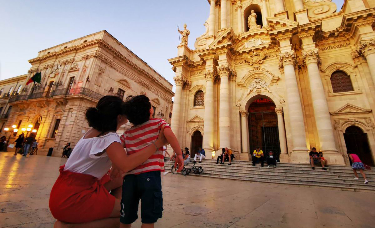 Siracusa_family_tour_piazza.jpg