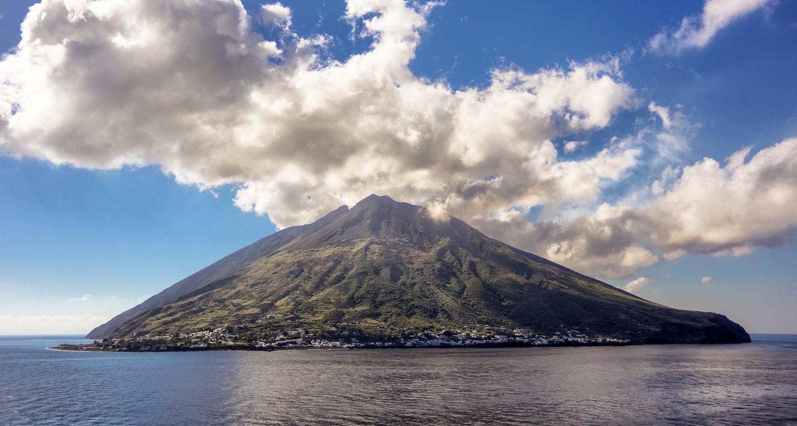 stromboli-island-view-from-sea.jpg