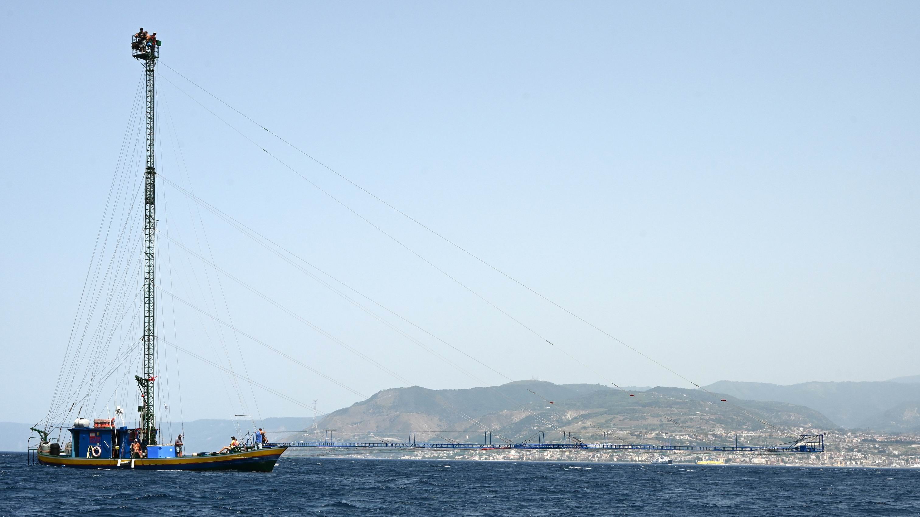 traditional-feluca-strait-of-messina-guided-tour.JPG