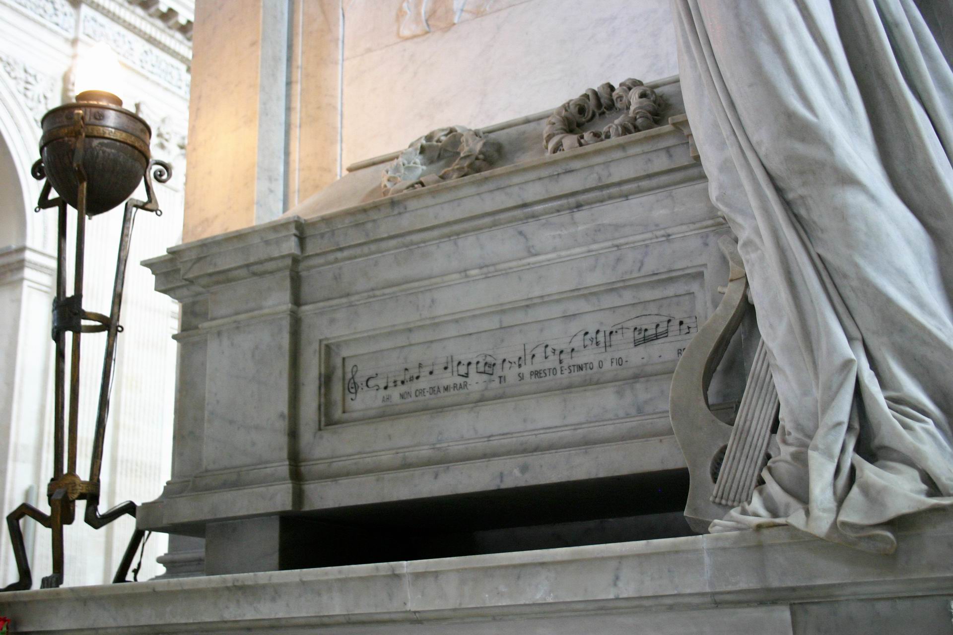 Catania_tour_Bellini_tomb.JPG
