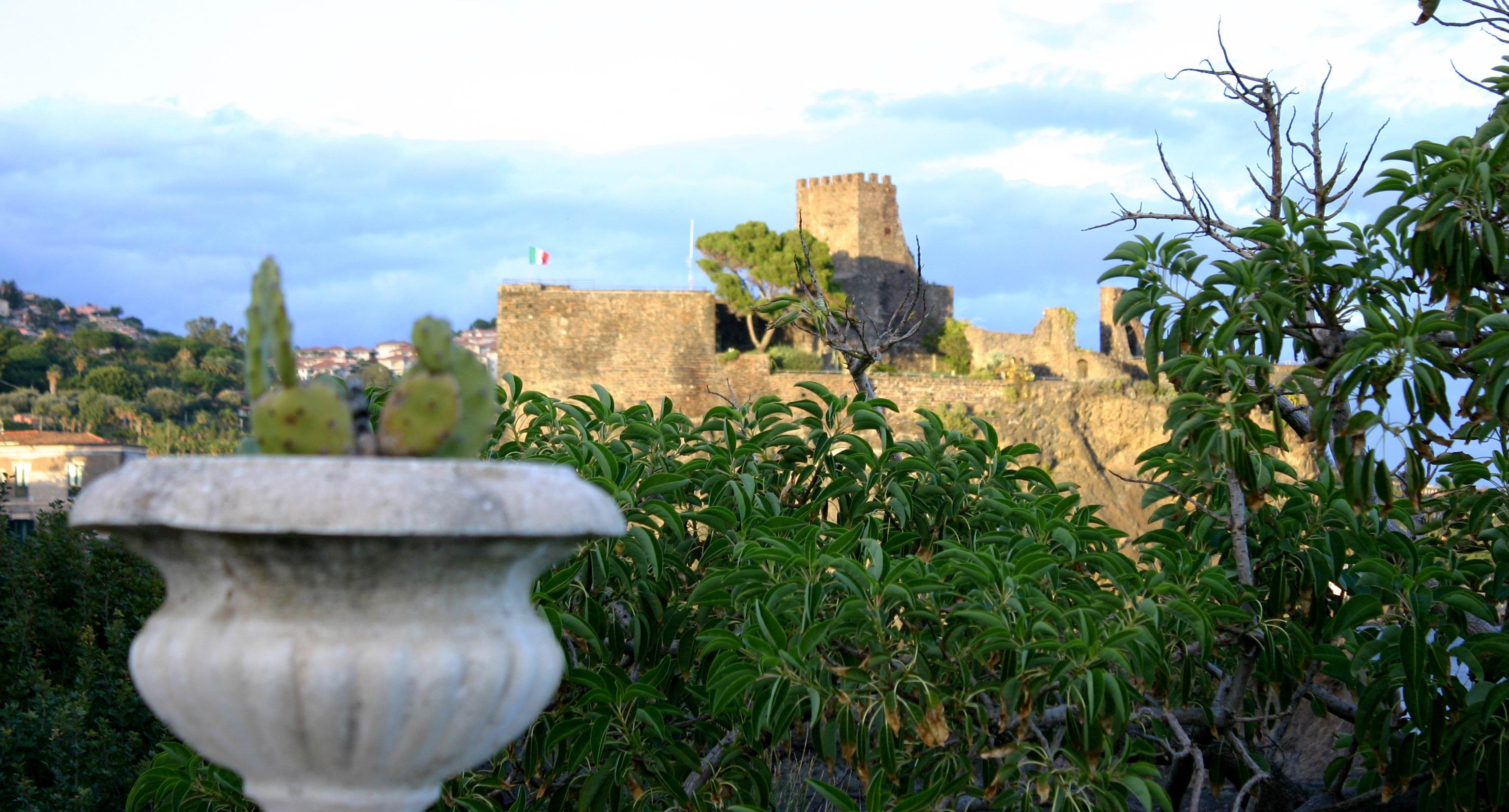 Castle_Aci_Castello_Tour.JPG