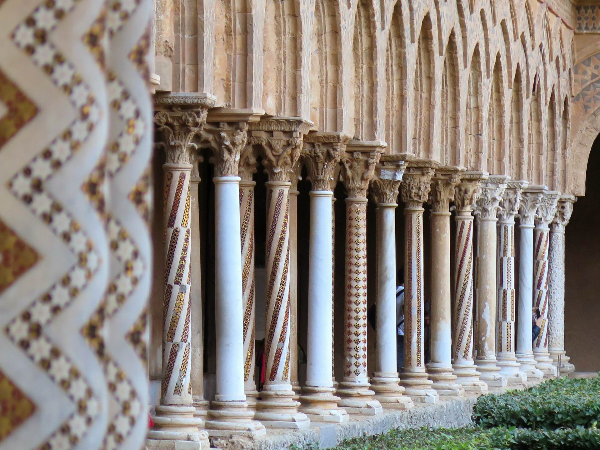 details-cloister-monreale-columns.jpg