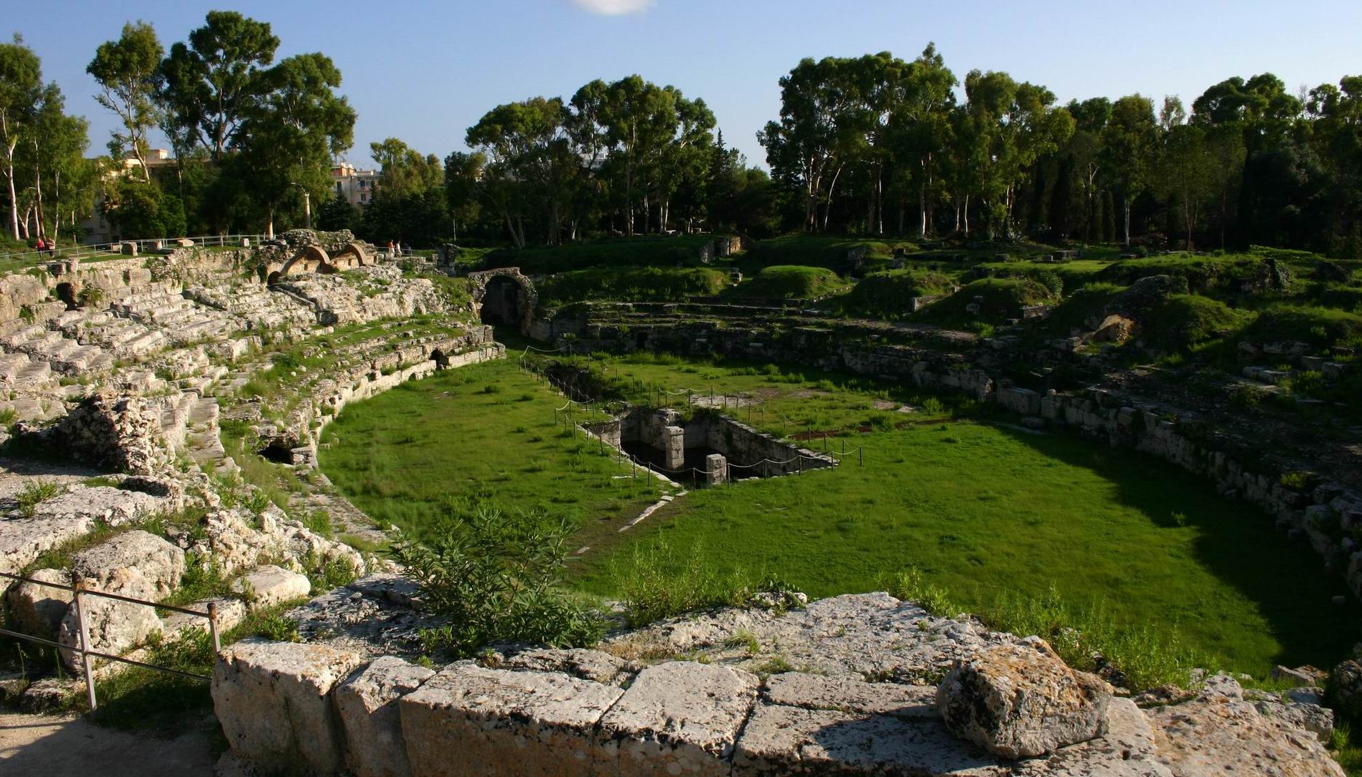 roman-amphitheater-siracusa-neapolis.jpg