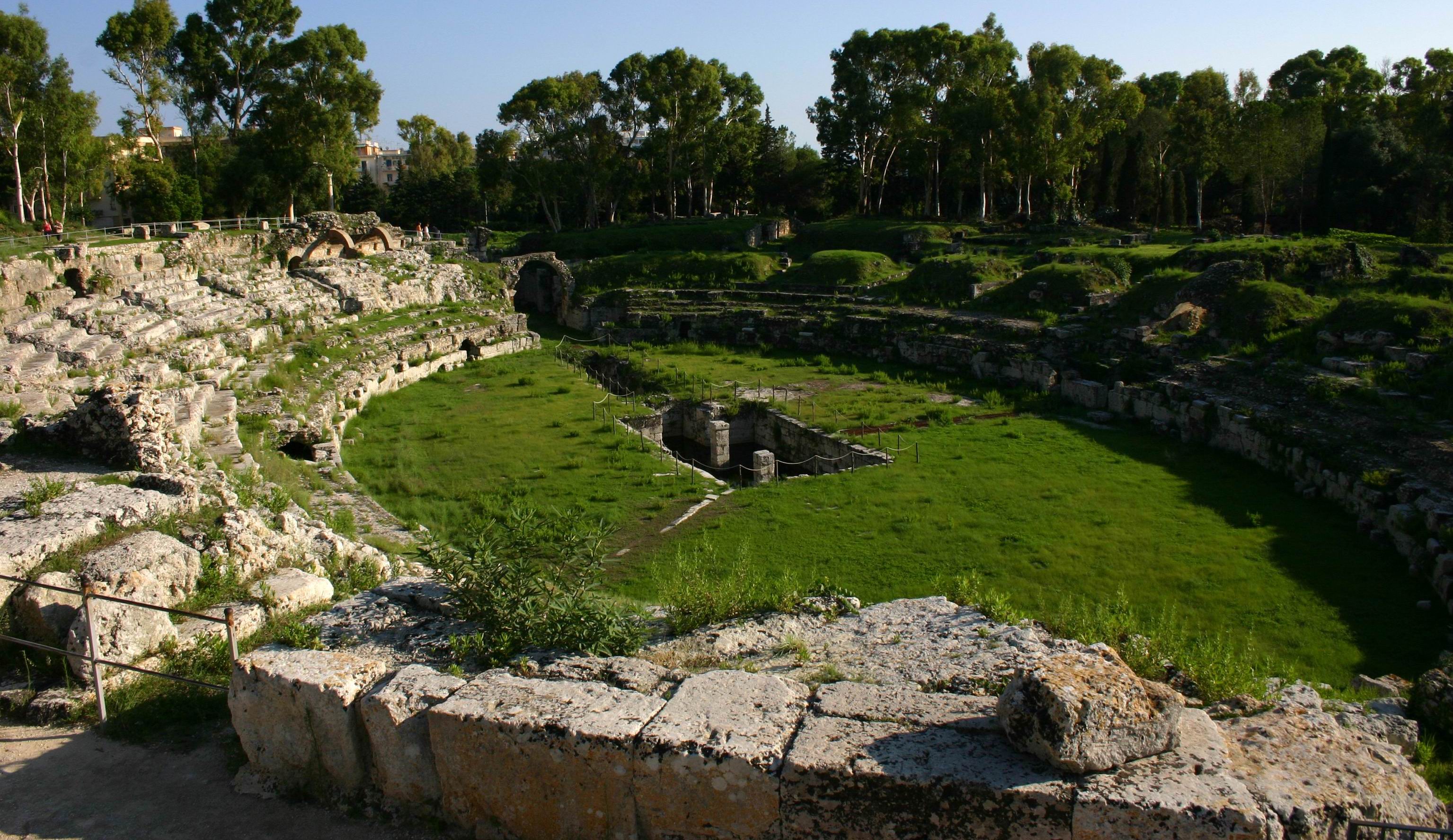 Roman_Amphitheater_Siracusa_Tour.JPG