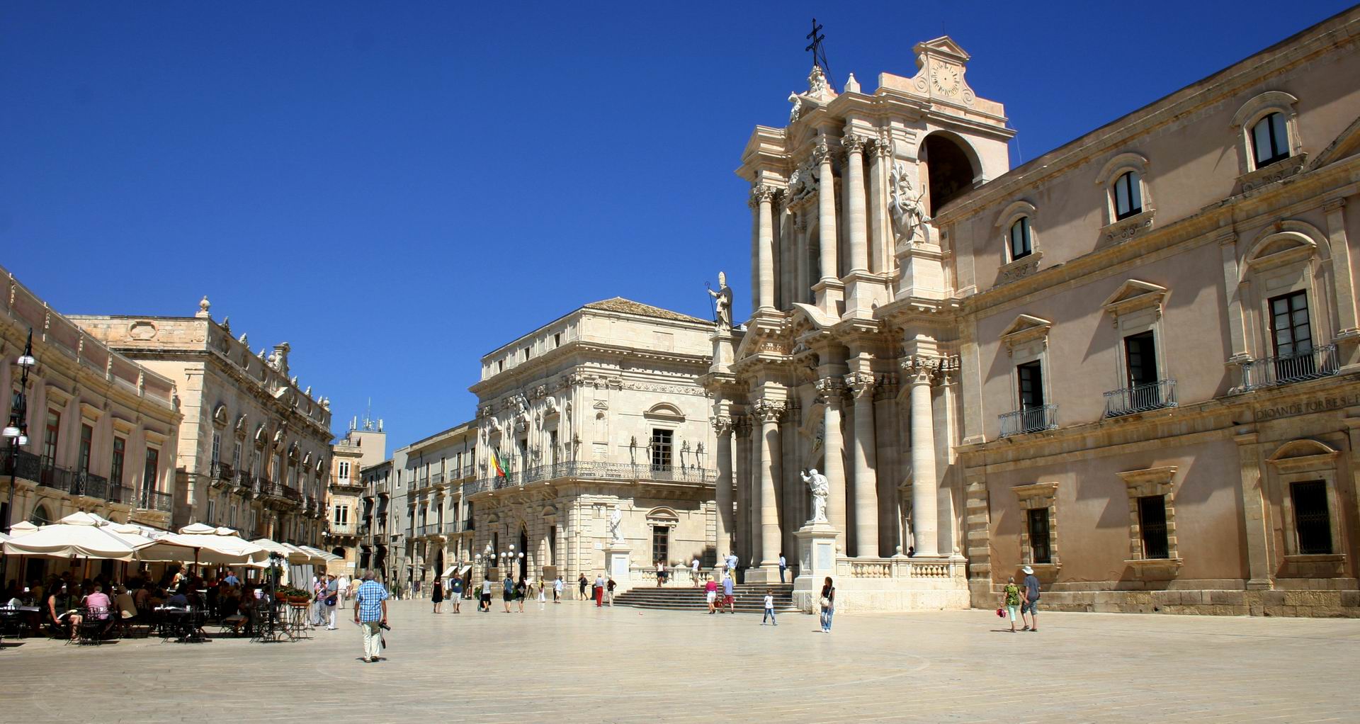 ortygia-cathedral-square.jpg