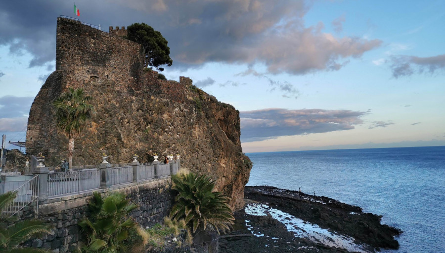 Visita al Castello normanno di Aci Castello e ai luoghi dei Malavoglia ad Aci Trezza