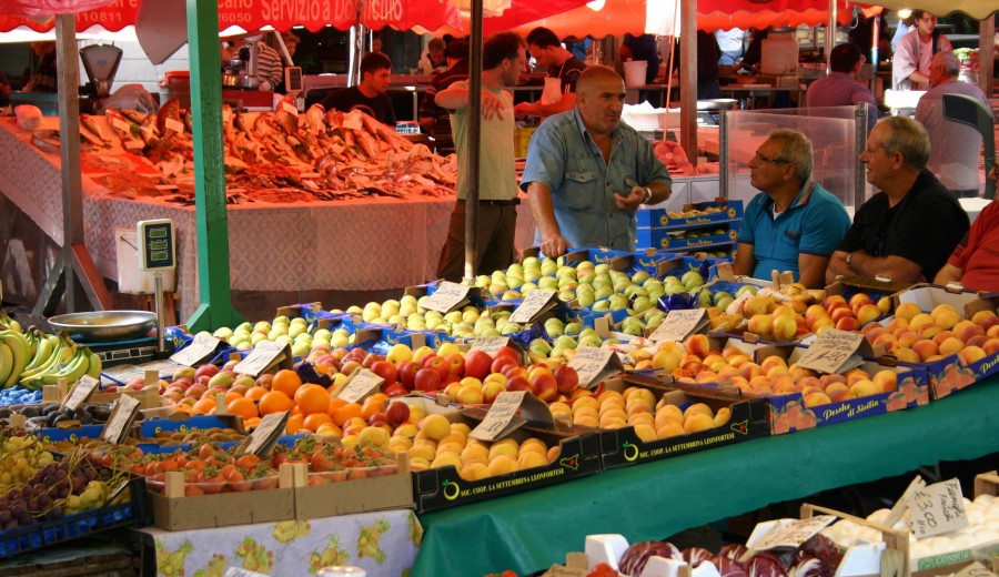 Dalla Città alla Piana, un viaggio tra cibo di strada catanese e liquori artigianali