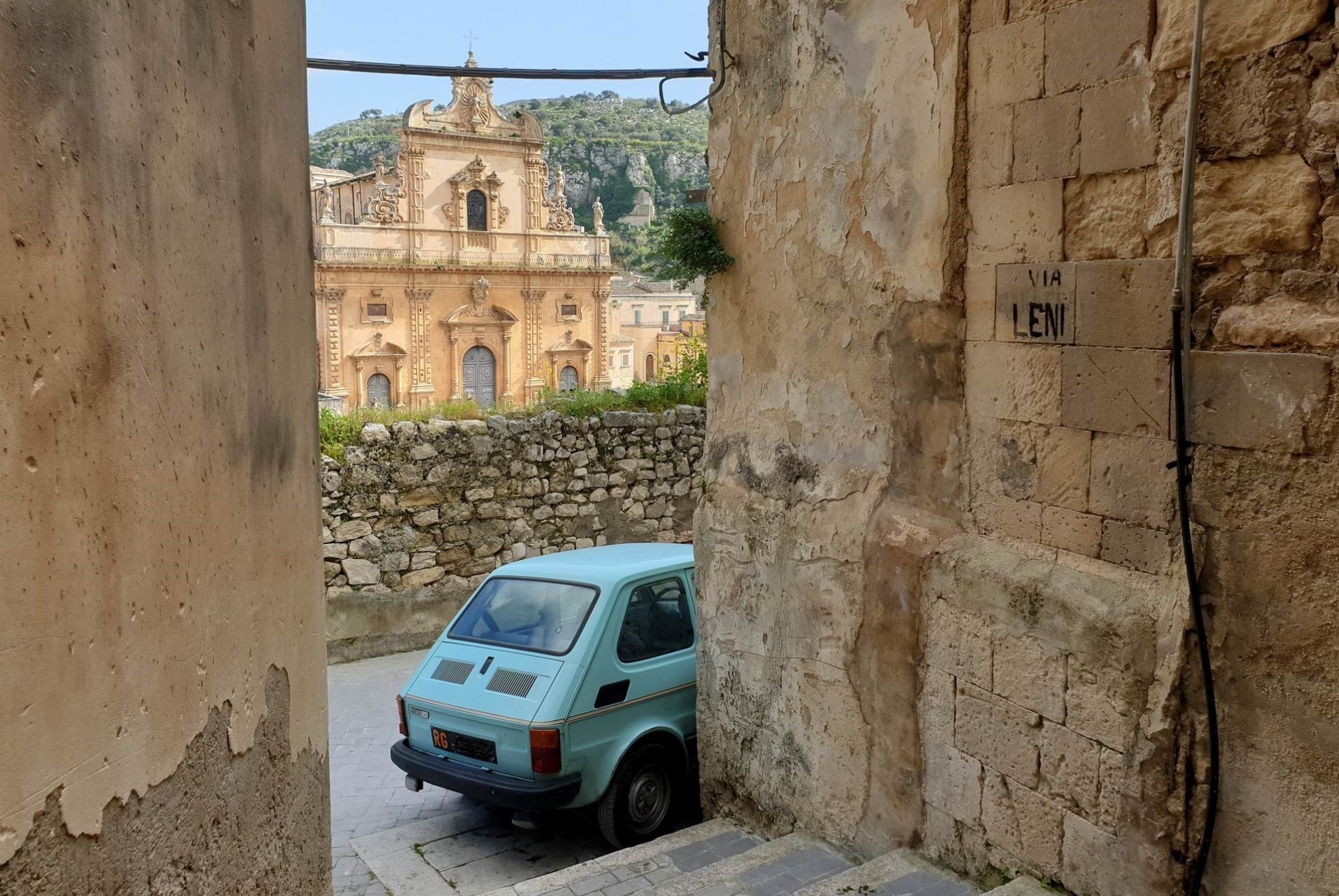 URBAN TREKKING IN SICILY: Discovering Hidden Gems through Alleyways and Trails