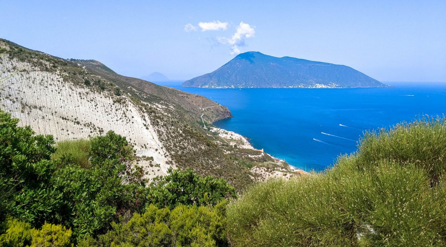 Lipari. Along the paths of pumice and obsidian