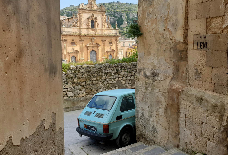 Up and down the hills. Urban trekking in Modica