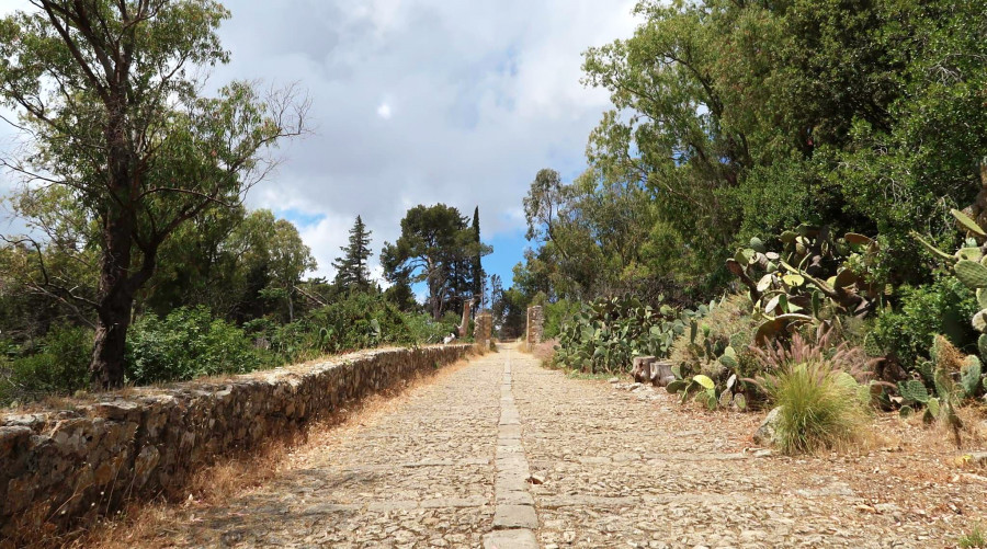 Along the sacred paths of Monte Pellegrino. Urban trekking in Palermo