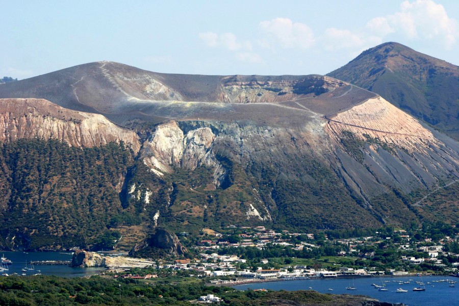 Vulcano. The dormant giant