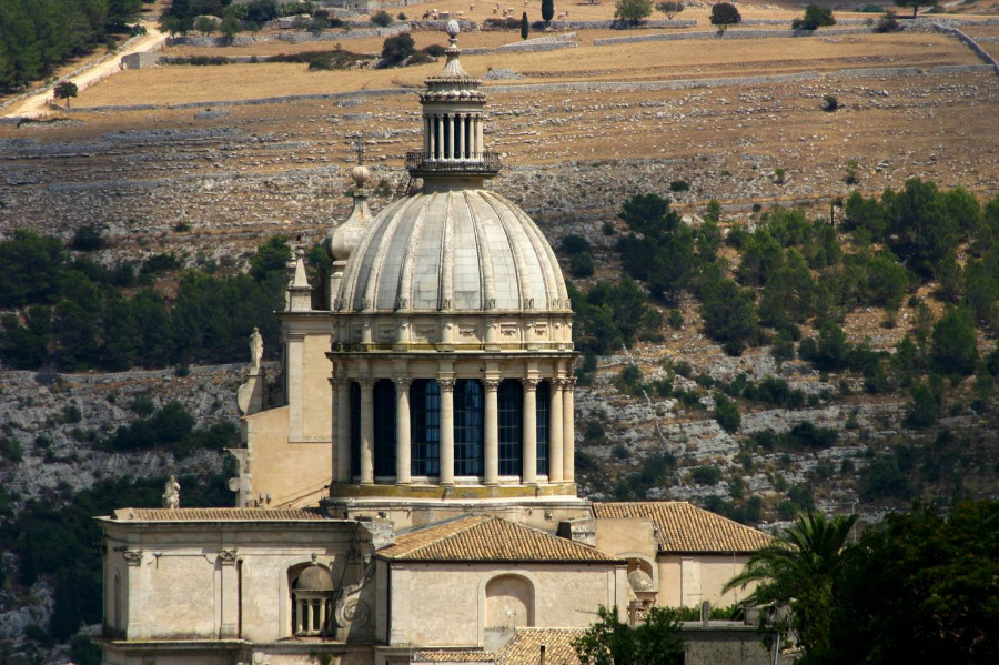 From Upper Ragusa to Ragusa Ibla. Archaeology, Baroque and Fascist architecture